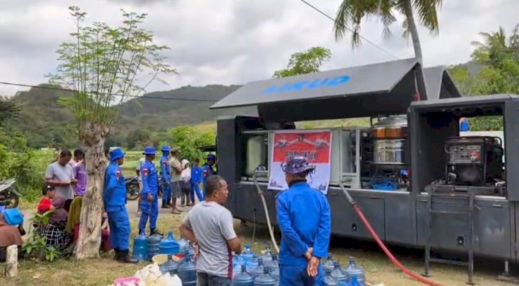 Polri Hadir di Tengah Warga, Ditpolairud Polda NTT Salurkan 7 Ton Air Bersih Siap Minum untuk Korban Gempa di Reo
