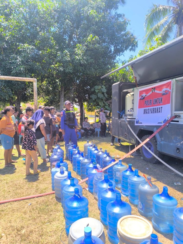Polda NTT Salurkan Air Minum Bersih untuk Warga Terdampak Bencana di Kampung Watubaur