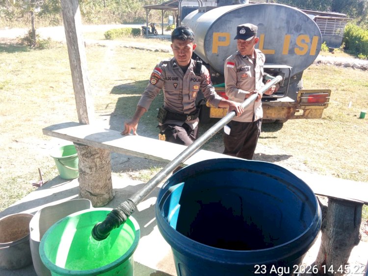 Polres Ngada Salurkan 1.500 Liter Air Bersih bagi Warga Terdampak Gempa di Riung