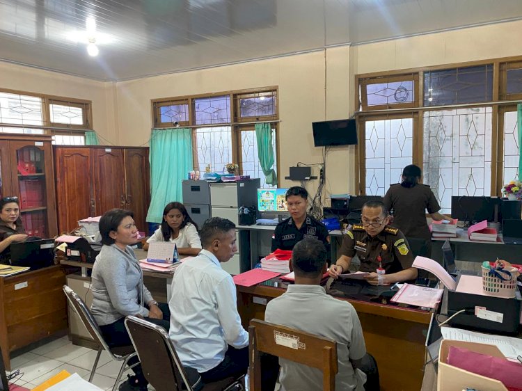 Polda NTT Serahkan Tersangka dan Barang Bukti Kasus Dugaan Percabulan Anak ke Kejaksaan Negeri Kota Kupang