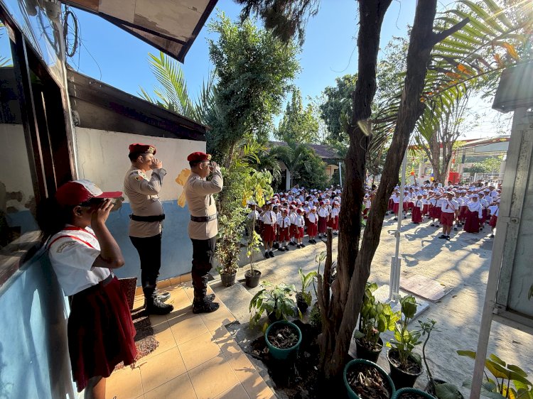 Polisi Masuk Sekolah, Dirbinmas Polda NTT: Bentengi Pelajar dari Bullying, Narkoba hingga Jejak Digital