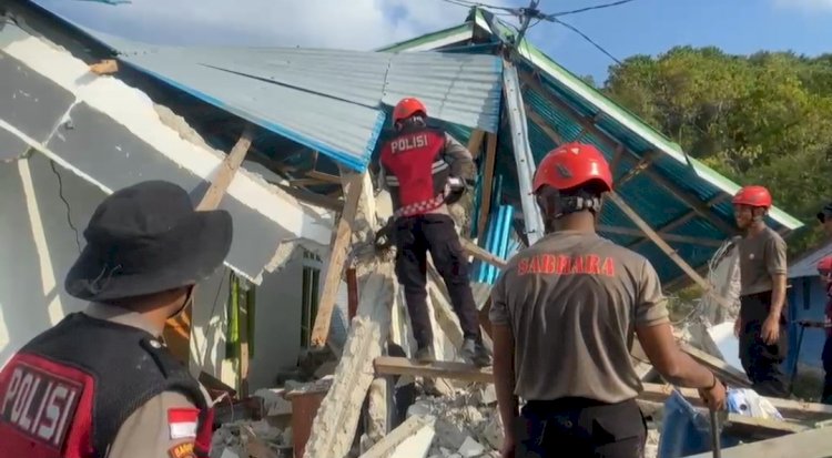 Polri Tak Tinggal Diam, Tim Samapta dan K-9 Evakuasi Barang Warga dari Reruntuhan Gempa di Manggarai Timur