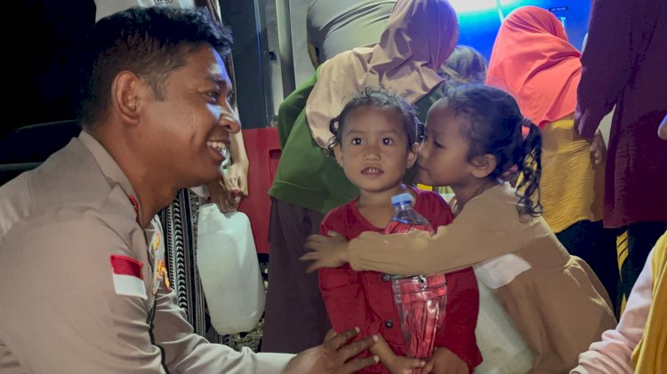 Kesulitan Air Bersih Pascagempa, Polri Hadir Salurkan Bantuan di Posko Ronting Manggarai Timur