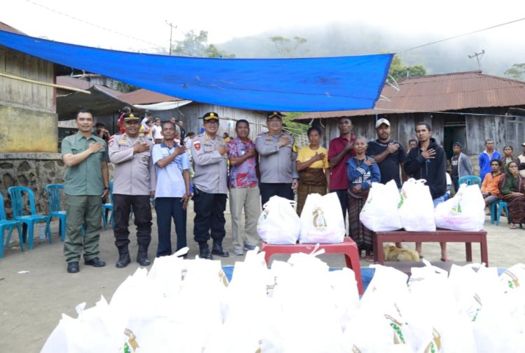 Kasatgas Humas Ops Aman Nusa II Dampingi Kapolres Ende Salurkan Sembako, Tinjau Trauma Healing dan Posko Kesehatan