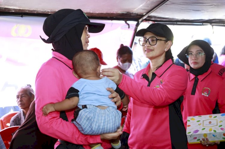 Ketua Umum Bhayangkari Gelar Bakti Sosial dan Bakti Kesehatan bagi Pengungsi Gempa Flores
