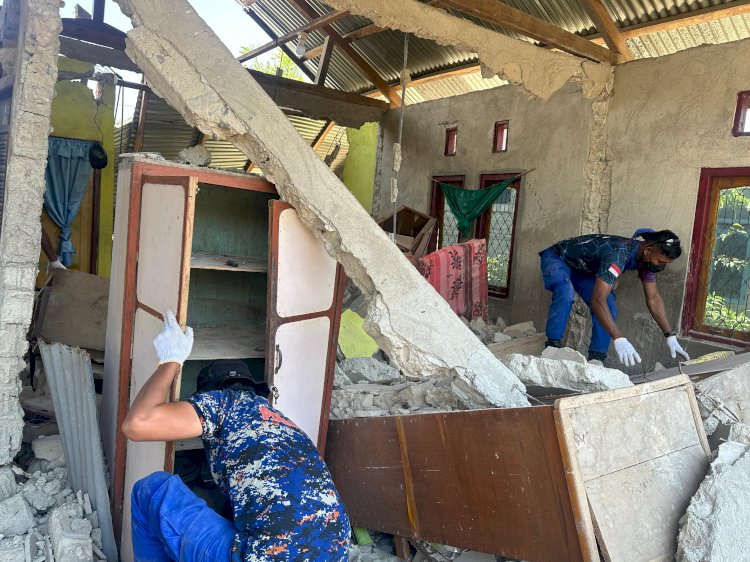 Polri Bantu Bongkar Rumah Warga Terdampak Gempa di Reo, Barang Berharga Diselamatkan