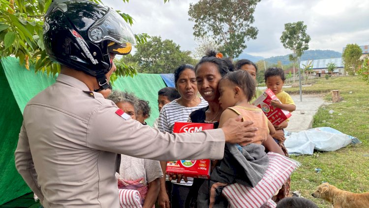 Naik Sepeda Motor Antar Bantuan, Kapolres Manggarai Timur Jangkau 156 Warga di Kampung Podol
