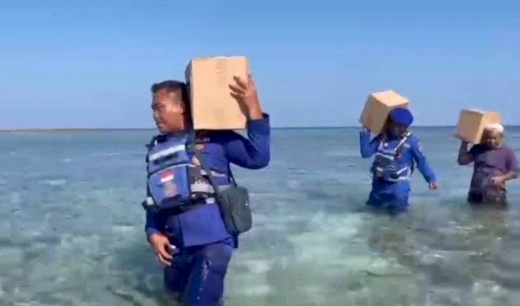 Menembus Laut Menuju Pulau Sukun, Polri Salurkan 146 Paket Sembako untuk Warga Terdampak Gempa