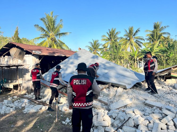 Tak Hanya Jaga Kamtibmas, Personel Samapta Polda NTT Bantu Bongkar dan Evakuasi Rumah Warga Terdampak Gempa