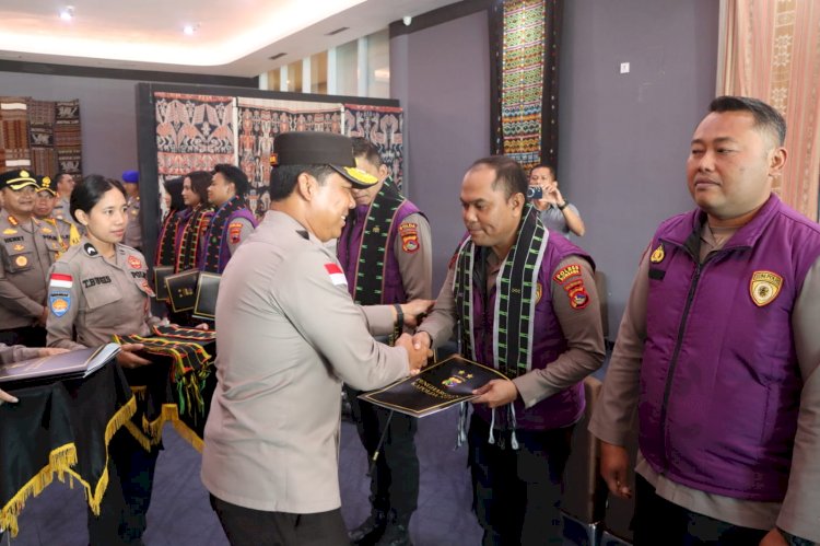 Jalankan Misi Kemanusiaan Penanganan Gempa, Kapolda NTT Beri Penghargaan kepada Tim Trauma Healing Polda Jateng dan Polda NTB