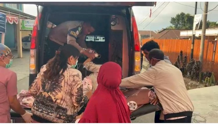 Sigap di Tengah Keterbatasan, Dokkes Polres Manggarai Evakuasi Enam Ibu Hamil dan Satu Pasien Butuh Oksigen Pascagempa
