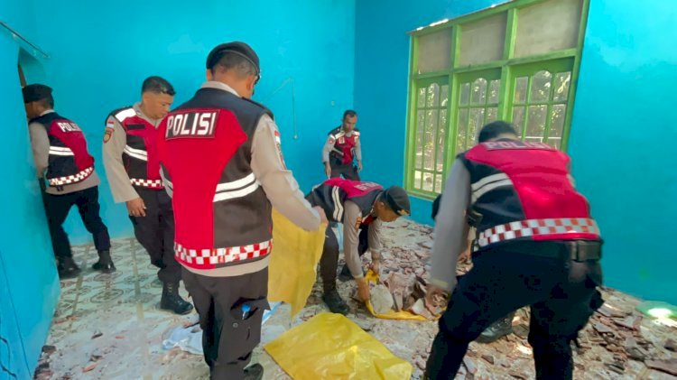 Polisi Bersihkan Puing Rumah Warga Terdampak Gempa di Keliwumbu, Kapolres Ende: Kami Hadir untuk Meringankan Beban Warga
