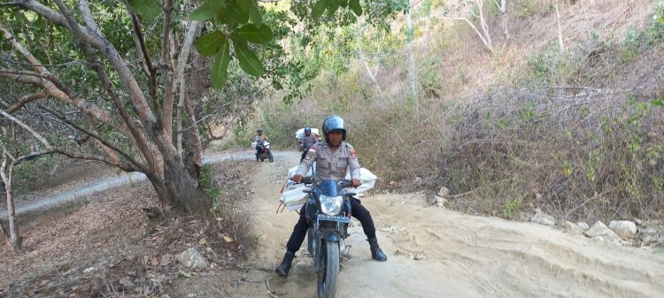 Menembus Jalan Sulit dengan Sepeda Motor, Polsek Macang Pacar Salurkan Bantuan Kapolda NTT ke Warga Terdampak Gempa