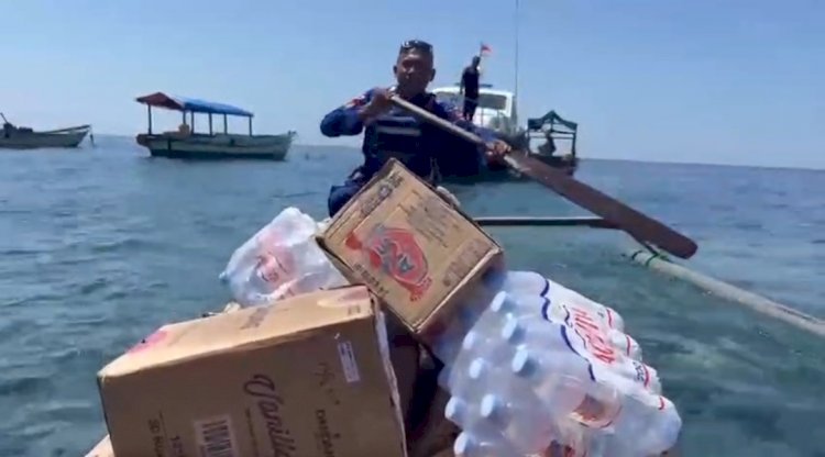 Tempuh Laut, KP P. NDAO 3009 Antar Bantuan Polri dan Ketua Umum Bhayangkari untuk Warga Pulau Palue