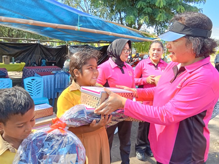 Polres Nagekeo Antar Bantuan Ketua Umum Bhayangkari, Ratusan Pelajar Terdampak Gempa Kembali Semangat Sekolah
