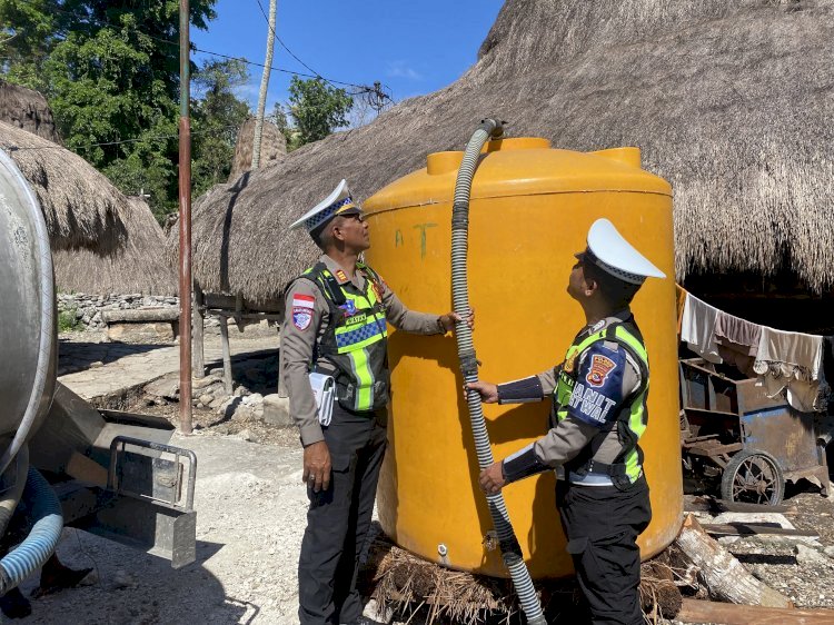 Di Tengah Kekeringan, Polres Sumba Barat Antar Air Bersih untuk Warga Kampung Gollu