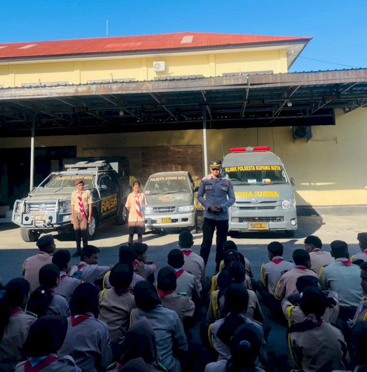 Polres Kupang Kota Bekali 100 Siswa Saka Bhayangkara dengan Keterampilan 12 Gerakan Pengaturan Lalu Lintas