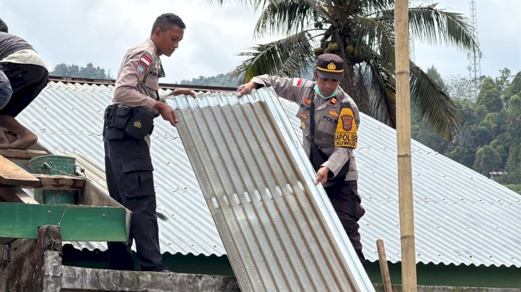 Polsek Kuwus dan Warga Bongkar Rumah Rawan Runtuh, Hadir Pulihkan Rasa Aman Pascagempa