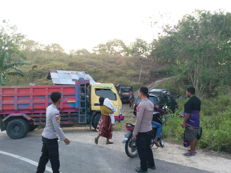 Wujud Empati dan Redam Ketegangan, Wakapolres Sumba Barat Melayat ke Rumah Duka Almarhum Jowa Tana