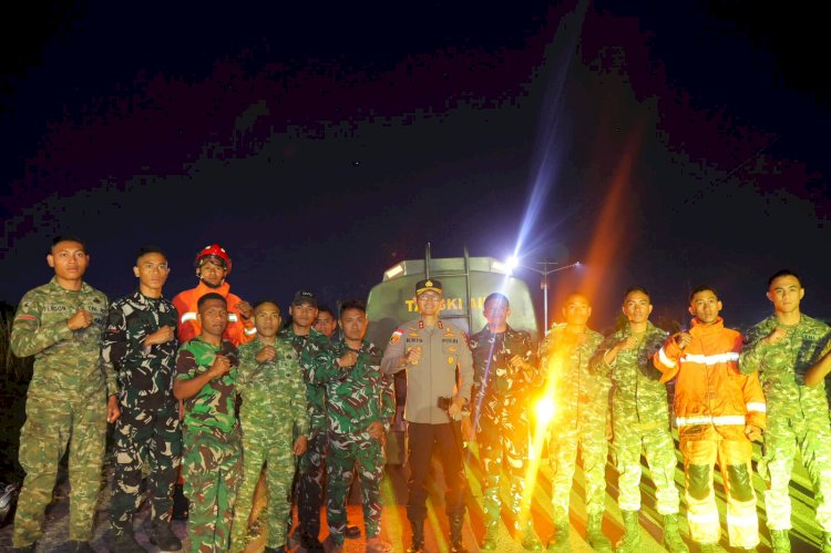 Lahan Rumput Pakan Ternak SMKN 1 Soe Terbakar, Kapolres TTS Turun Tangan Pimpin Pemadaman Bersama  Anggota Polri dan TNI