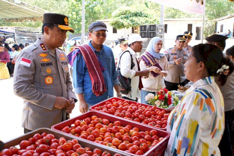Beri Apresiasi Pelaku Usaha Lokal, Kapolda NTT Borong Produk UMKM Binaan Polsek Kualin TTS