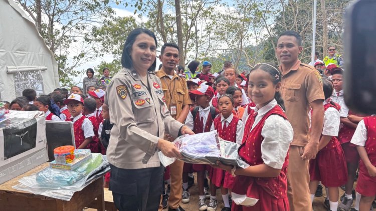 Personel Polres Manggarai Turun Langsung Beri Trauma Healing dan Bantuan Pendidikan Pasca Gempa di SDK Gapong