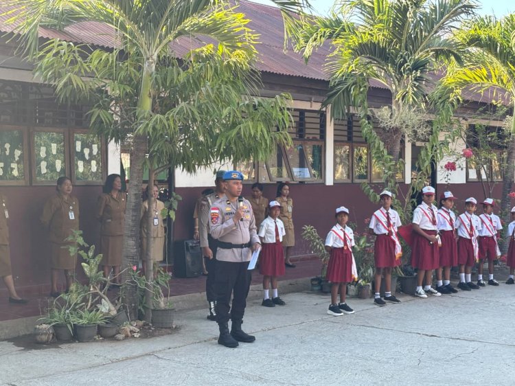 Tanamkan Karakter dan Disiplin Sejak Dini, Bidpropam Polda NTT Pimpin Upacara di SDI Oebobo 1 Kupang