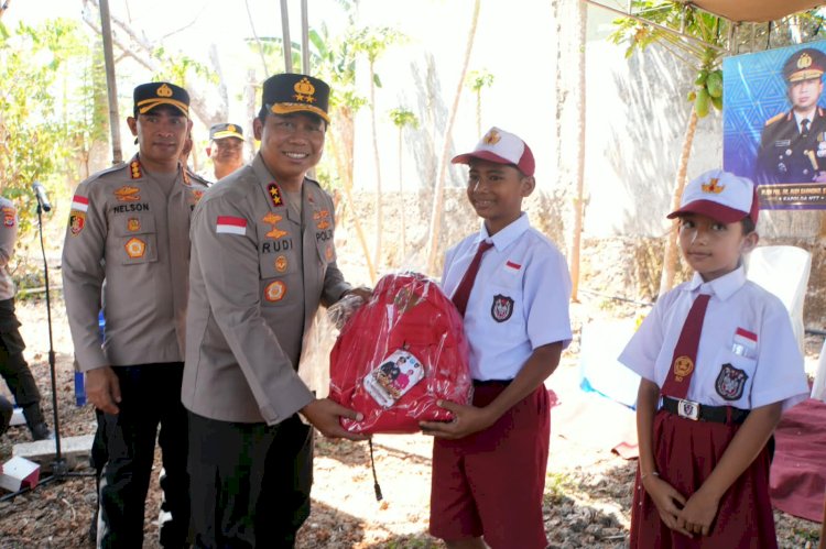 Di Sela Peresmian Delapan Sumur Bor, Kapolda NTT Berikan Bantuan Perlengkapan Sekolah kepada Anak-anak di Kelurahan Belo