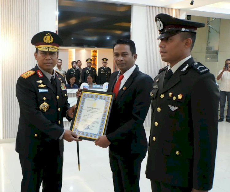 Berprestasi Harumkan Nama Institusi, Kapolda NTT Berikan Penghargaan kepada  74 Personel