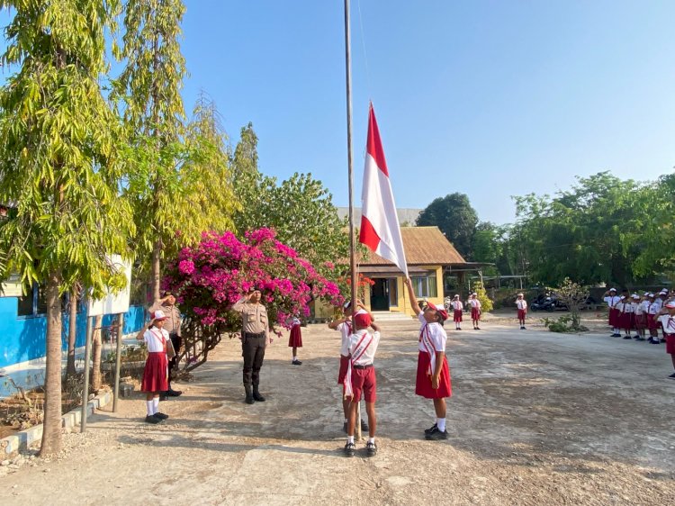 Polda NTT Hadir di SDN Pasir Panjang, Tanamkan Nasionalisme dan Etika Digital kepada Pelajar