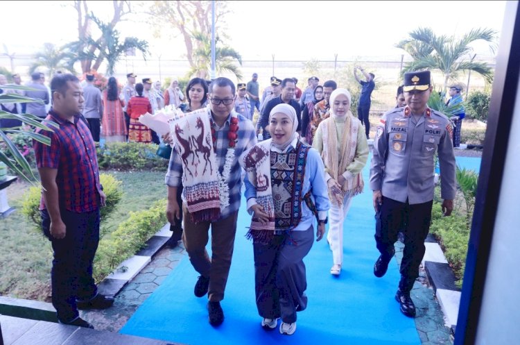 Kalemdiklat Polri Komjen Pol. Rudi Darmoko dan Kapolda NTT Irjen Pol. Reza Arief Dewanto Tiba di Kupang