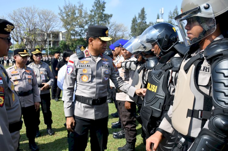 Wakapolda NTT Brigjen Pol. Faizal Bersama Irwasda dan PJU Cek Kesiapan Anggota dan Peralatan Operasional dalam Apel Siaga Kamtibmas