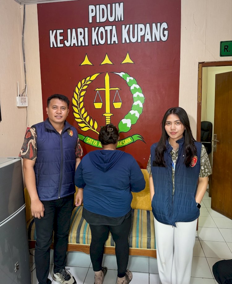 Ditreskrimsus Polda NTT Serahkan Dua Tersangka Kasus Dugaan Fidusia ke Kejari Kota Kupang, Kerugian Capai Rp41 Juta