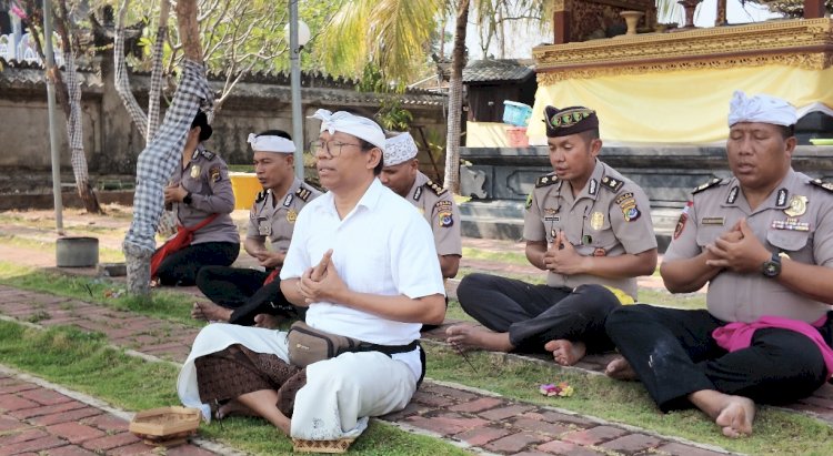 Minggu Kasih di Pura Agung Giri Kertha Bhuana, Karumkit Bhayangkara Polda NTT Ajak Perkuat Kerukunan dan Kedekatan Polri dengan Masyarakat