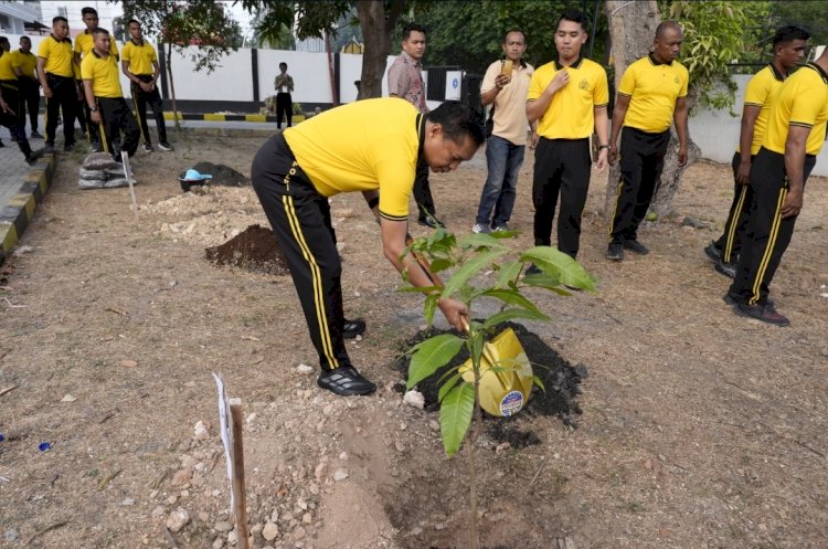 Polda NTT Gelar Green Policing, Wakapolda Pimpin Penanaman Pohon dan Pembersihan Lingkungan di Kota Kupang