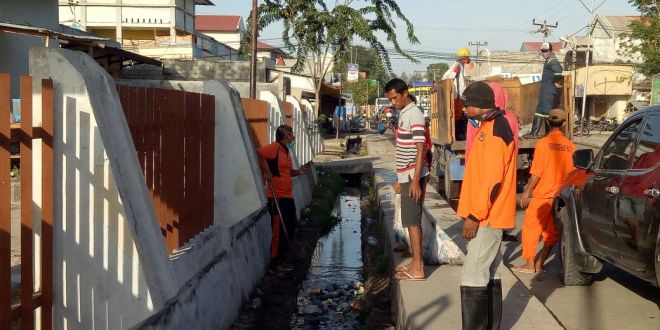 Bersama relawan Clean City Sumba Timur Personil sat binmas bergotong royong bersihkan pasar matawai