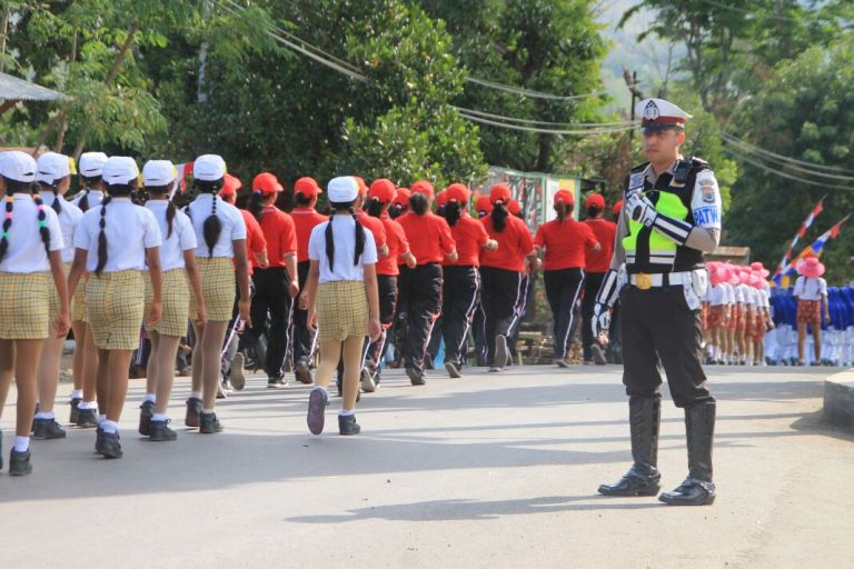 Anggota Gabungan Polres Belu Lakukan Pengamanan Lomba Gerak Jalan 8 KM Sambut HUT RI ke-72