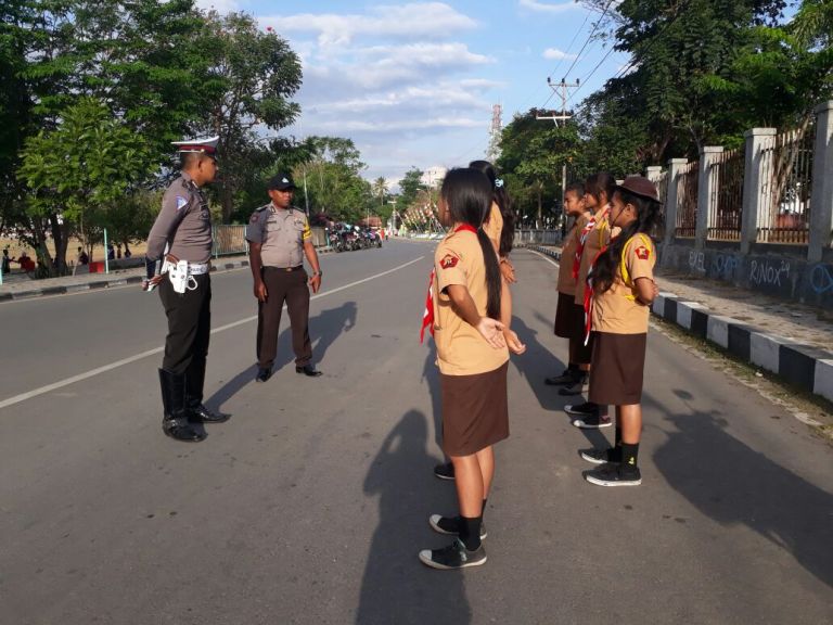 Sebulan berlatih gerakan dasar  pengaturan Lalu Lintas, Anggota Pramuka Saka Bhayangkara turun ke jalan