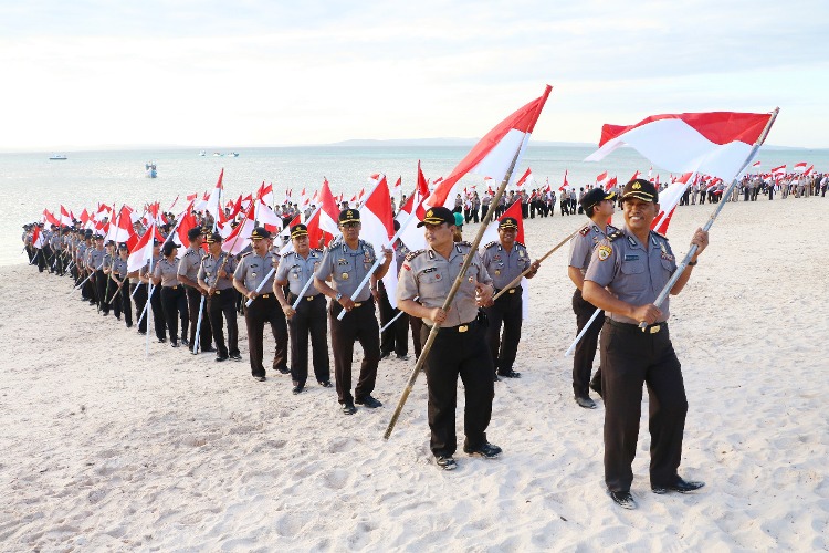 Jelang HUT RI ke 72, Polda NTT Kibarkan Bendera Merah Putih di Pantai Tablolong