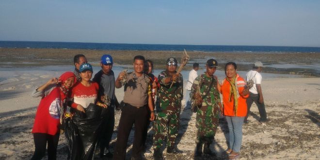 Bhabinkamtibmas Desa Kuta kampayekan kawasan pantai bebas sampah