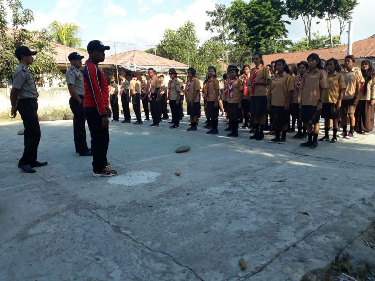 Anggota Satuan Binmas Polres Belu Latih Saka Bhayangkara Penggunaan Handy Talky