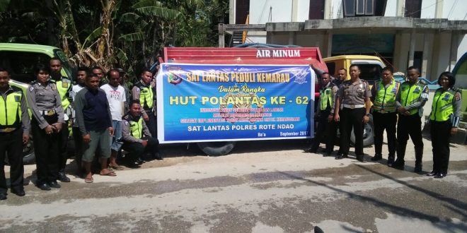 Sat Lantas Polres Rote Ndao berikan bantuan air bersih kepada masyarakat