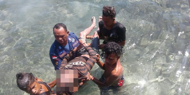 Aparat Polsek Kakuluk Mesak dan Sat Pol Air Polres Belu Evakuasi Jasad Pria Yang Terapung di Laut Atapupu