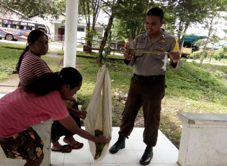 Musim Banjir, Bhabinkamtibmas Tesa Polres Belu Minta Para Ibu Larang Anak-anaknya Bermain di Pinggir Kali