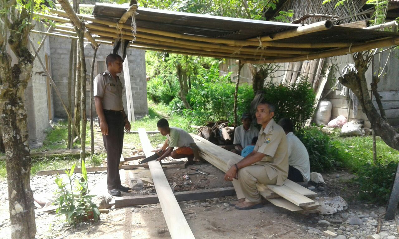 Bhabinkamtibmas Kelurahan Wangkung Bersama Lurah Lakukan Pengecekan Rumah Bantuan