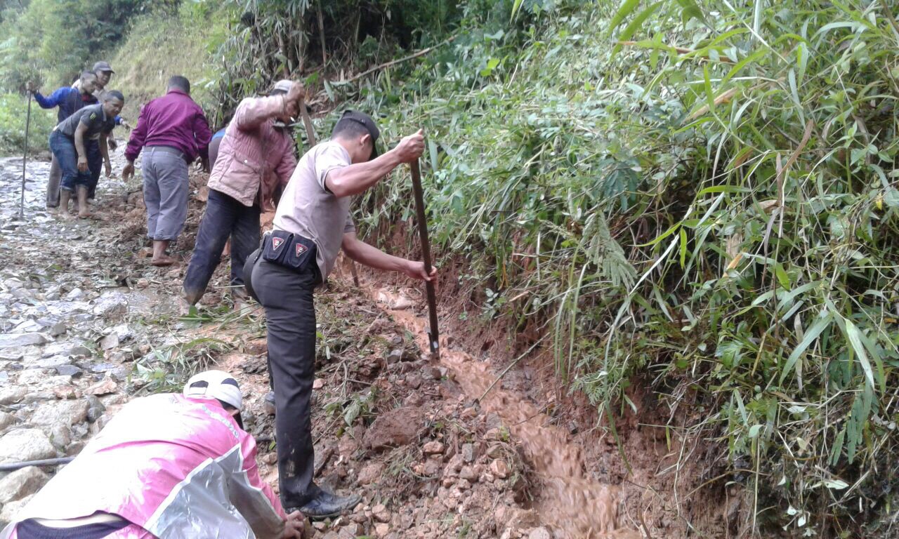 Bhabinkamtibmas Desa Mando Dan Warga Kerja Bakti Bersihkan Drynase