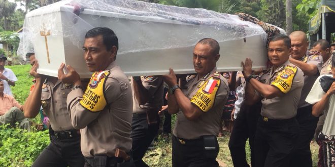Kapolres Rote Ndao Beserta PJU Usung Peti Jenazah Korban Pembunuhan