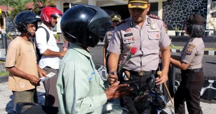 Operasi Keselamatan Turangga 2018, Kapolres Flotim Beri Bunga Kepada Pengendara yang Taat Hukum