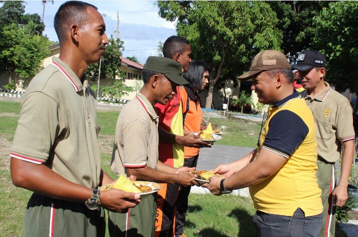 Kapolres Sumba Timur dan Dandim 1601 Rayakan Ultah Anggota