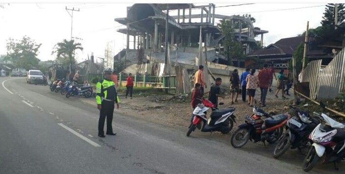 Amankan Ibadah di Gereja, Sat Lantas Polres Sumba Barat Beri Himbauan